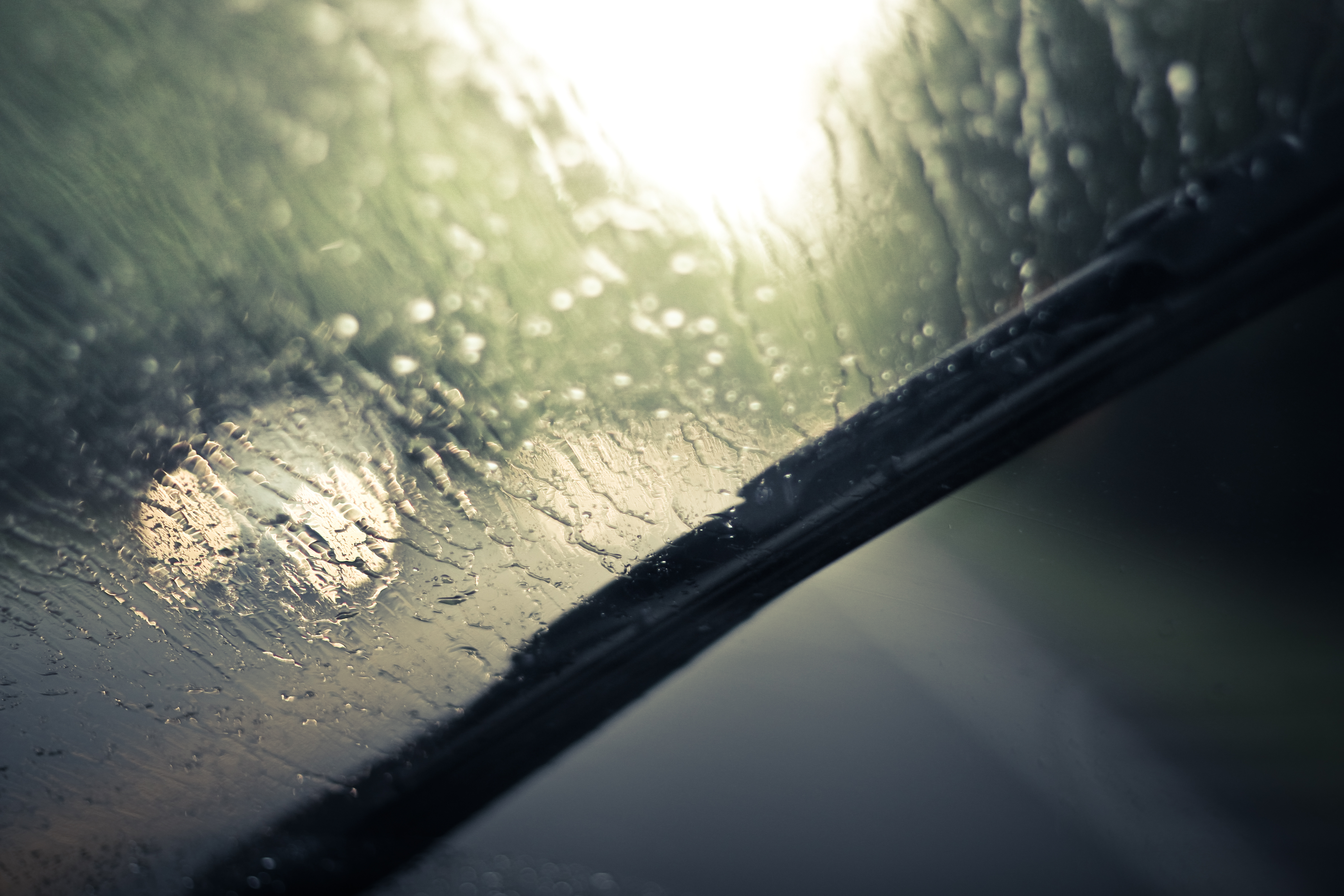 Дождь по крышам автомобилей
